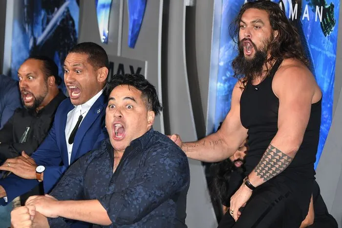 Der Höhepunkt vor dem Film: Momoa und Kollegen führen einen Haka, den Kriegstanz der Maori, vor.