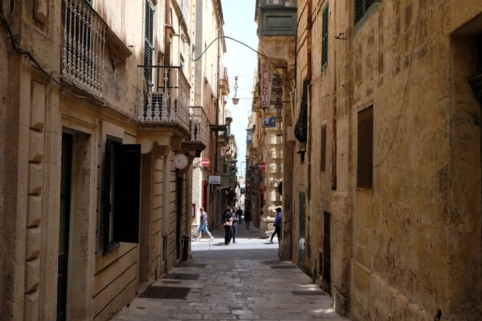 Sie ist die engste Gasse Vallettas und gleichzeitig die berühmteste von Malta. Einst Rotlicht- und Matrosentreffpunkt, wurde sie in den letzten Jahren zum kreativen Hotspot.