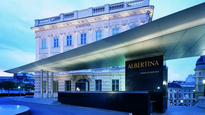 Albertina. Ein wahres Juwel stellt die Wiener Albertina dar. Das Museum lädt zu Hochzeitsfeiern im Musensaal – dem ehemaligen Ball- und Speisesaal der Habsburger ein. Außerdem bietet die Albertina einen herrlichen Blick auf den Burggarten, die Oper und die Hofburg.(Grafik: Der Weg zur Traumhochzeit)