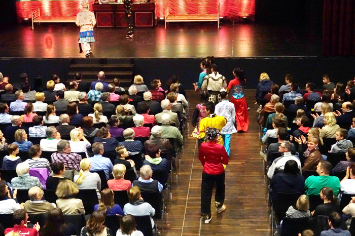 Unter dem Applaus des Publikums zogen die Künstler durch den Saal auf die Bühne.