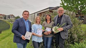 Carina Sammer und Andrea Bregar präsentieren ihr Kochbuch „Blaukraut“ mit Bürgermeister Ferdinand Groß und Helmut Marbler, Ortsvorsteher von Gossendorf