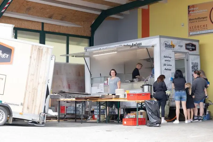 Für Speis und Trank war bestens gesorgt, das Fest fand direkt am Gelände der Tischlerei statt. 