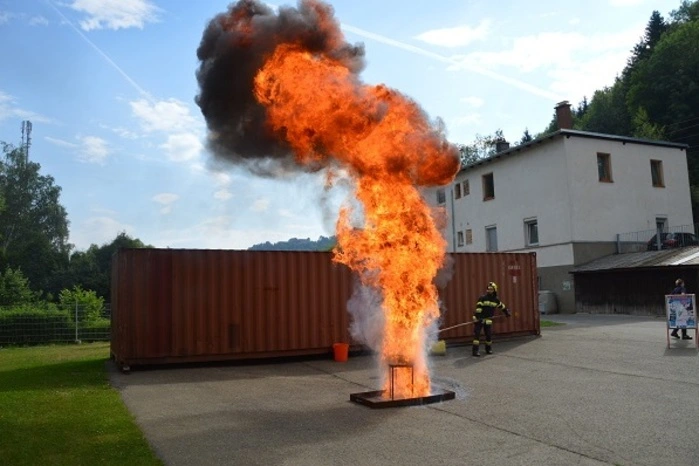 Denn der sorglose und unerfahrene Umgang mit Feuer führt jedes Jahr aufs Neue zu unzähligen Verletzungen, Bränden und Sachschäden. Die Feuerwehren sind daher bereits seit vielen Jahren in der Brand- und Katastrophenschutzerziehung aktiv.