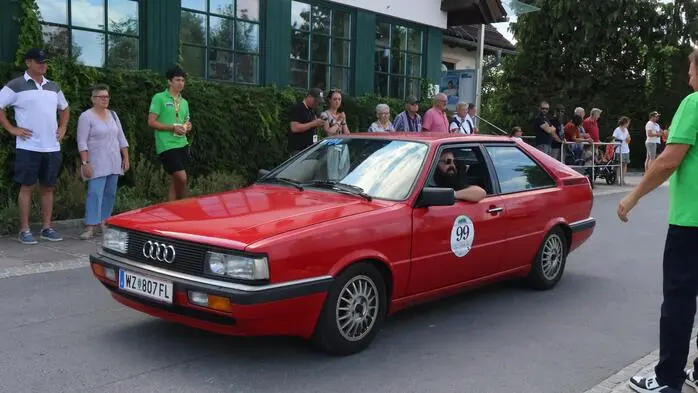 100 Fahrzeuge wurden bei der Oldtimer Genusstour präsentiert