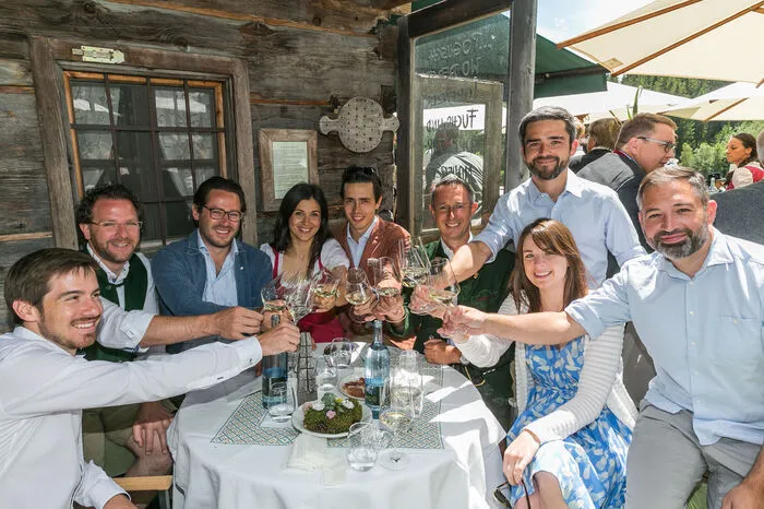 Ein Prost auf den steirischen Wein, den die Winzer hochleben ließen