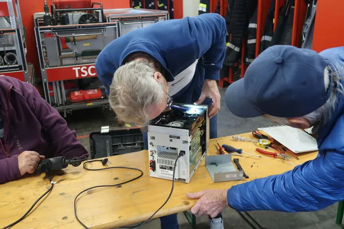 Fachkundige Freiwillige führen die Reparaturen durch, ...