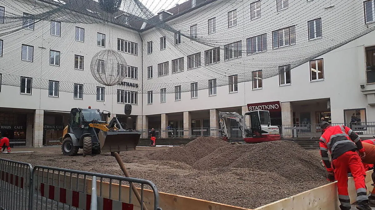 Die Arbeiten für den Eislaufplatz am Rathausplatz haben bereits begonnen