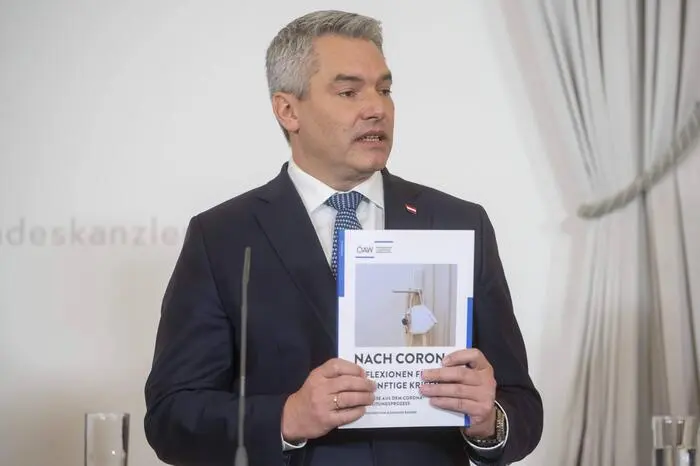 „Mit dem Wissen von heute würden wir vieles anders machen.“ - Bundeskanzler Karl Nehammer (ÖVP) hatte halt keine Corona-Glaskugel parat.