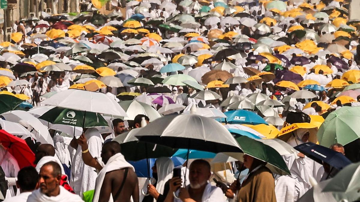 Pilger in Mekka schützen sich mit Schirmen vor der sengenden Sonne. In den vergangenen Tagen lagen die Temperaturen teils über 50 Grad