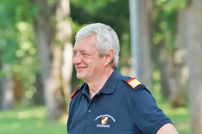 „Nicht nur die jeweils über 1.000 km lange An- und Rückreise war für Gerät und Mannschaft eine besondere Herausforderung“, erklärt LBD Reinhard Leichtfried. „Durch das vorliegende Einsatzszenario unter den gegebenen topgrafischen, infrastrukturellen und klimatischen Bedingungen wurde nicht nur den Mannschaften, sondern auch dem Fuhrpark vieles abverlangt. Wie groß die Belastung im Einzelnen war, zeigt ein in Serbien – mit technischem Gebrechen – liegen gebliebenes Löschfahrzeug. Es wurde gesichert abgestellt, die zweiköpfige Besatzung ist auf ein anderes Fahrzeug umgestiegen, am Rücktransport des Löschfahrzeugs wird im Moment gearbeitet“, fasst Leichtfried seine Einschätzung zum Reparatur- und Instandsetzungsbedarf zusammen.