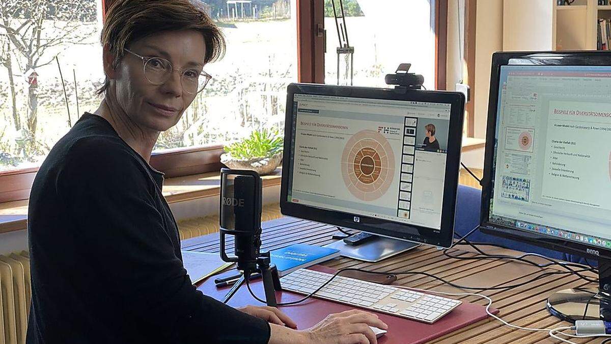 Die Betriebswirtin Ursula Liebhart lehrt von ihrem Homeoffice aus – mit großer Motivation