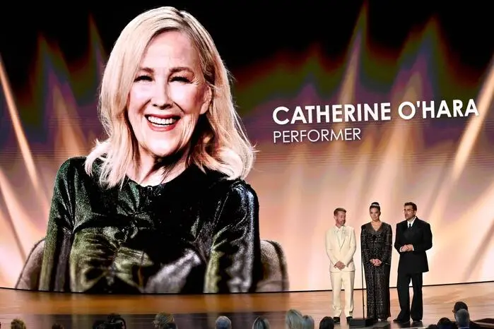 Besonders emotional wurde es bei den Memorium-Reden. Für Catherine O‘Hara versammelten sich dafür ihre „Kevin allein zu Hause“-Kinder Macaulay Culkin, Annie Murphy und Dan Levy auf der Bühne.