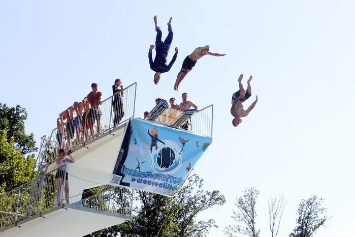 Salti, Schrauben und Drehungen vom 10-Meter-Turm bei der „IMP-Competition & Show“ im Freibad Fürstenfeld