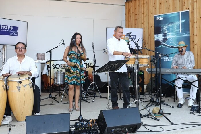 Die Band "Ismael Barrios' Buena Vista Project" trat bei dem Sommerfest auf.