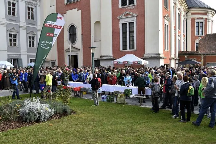 Mit Musik und Tanzdarbietungen von weiblichen und männlichen Schuhplattlergruppen und einem Gewinnspiel, moderiert von Daniel Neuhauser, klang in der Festhalle der nationale Wandertag aus