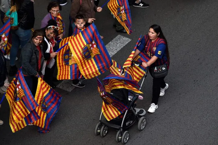 Auf Katalanisch war in großen Lettern auf den Bus geschrieben: "Campions! - Doblet 2017/2018". Vorne prangten die beiden Pokale der Meisterschaft und der Copa del Rey. Immer wieder regnete Konfetti in den blau-roten Vereinsfarben auf die begeisterten Fans.