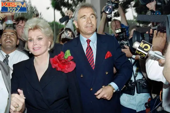 Am 18. Dezember 2016 ist Zsa Zsa Gabor laut ihrem Ehemann Frederic von Anhalt nach langer Krankheit im Alter von 99 Jahren verstorben. Im Bild mit Frederic von Anhalt