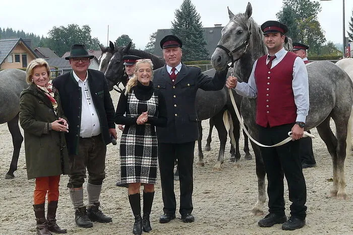 Das Wetter konnte der guten Stimmung bei der Herbstparade im Gestüt Piber nichts anhaben. ORF-Programm-Direktorin Kathi Zechner wurde Patin eines dreijährigen Hengstes.