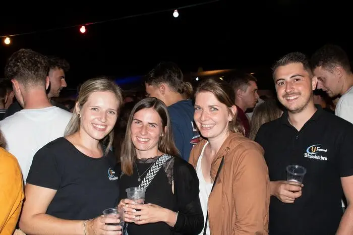 Bis spät in die Nacht wurde gefeiert und getanzt. Ein beeindruckendes Feuerwerk wurde ebenfalls geboten.