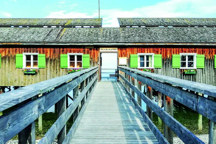 Nostalgie in der Mili. Das Charmante an Bregenz ist: Die Menschen hüpfen gerne einmal schnell in den See, morgens, abends oder in der Mittagspause. Gerne auch mitten in der Stadt und ungeachtet der großen Treibholzmengen in diesem Jahr. Ein guter Ort für die gepflegte Badepause ist das Mili, das frühere Militärbad, auf Holzpfählen an der Biege der Bucht. Mit dem Fahrrad erreicht man auch schnell den Kaiserstrand in Lochau (nicht ohne Eis wieder heimradeln) oder die vielen Naturbadeplätze auf dem Weg Richtung Hörbranz (Gelsenspray!).