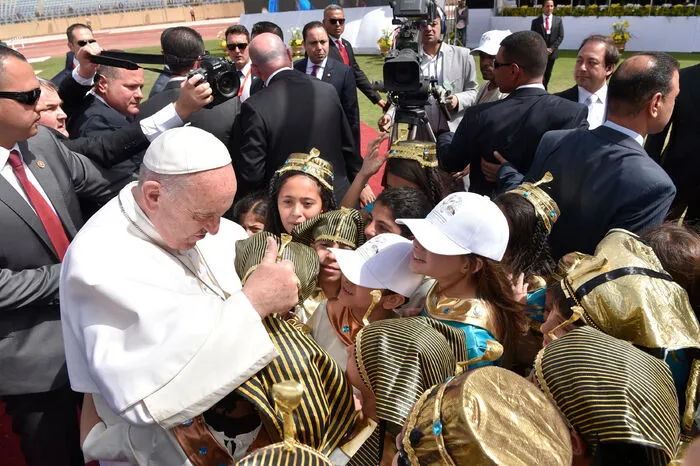 wo er von Kindern, die sich als Pharaonen verkleidet hatten, begrüßt wurde. Die Papst-Messe fand unter strengen Sicherheitsvorkehrungen statt.  