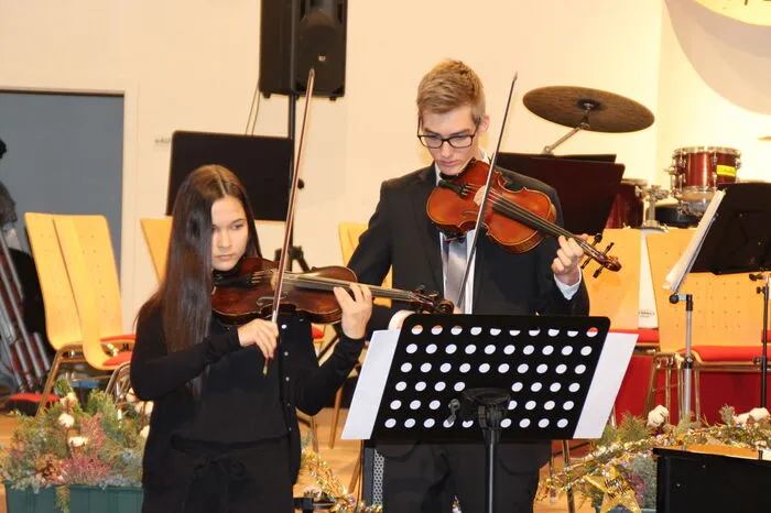 Im ersten Teil des Konzertes stellten die jungen Musiker als Solisten oder im Ensemblespiel ihr Können eindrucksvoll unter Beweis: Regina Gaberscek und Daniel Sittlinger