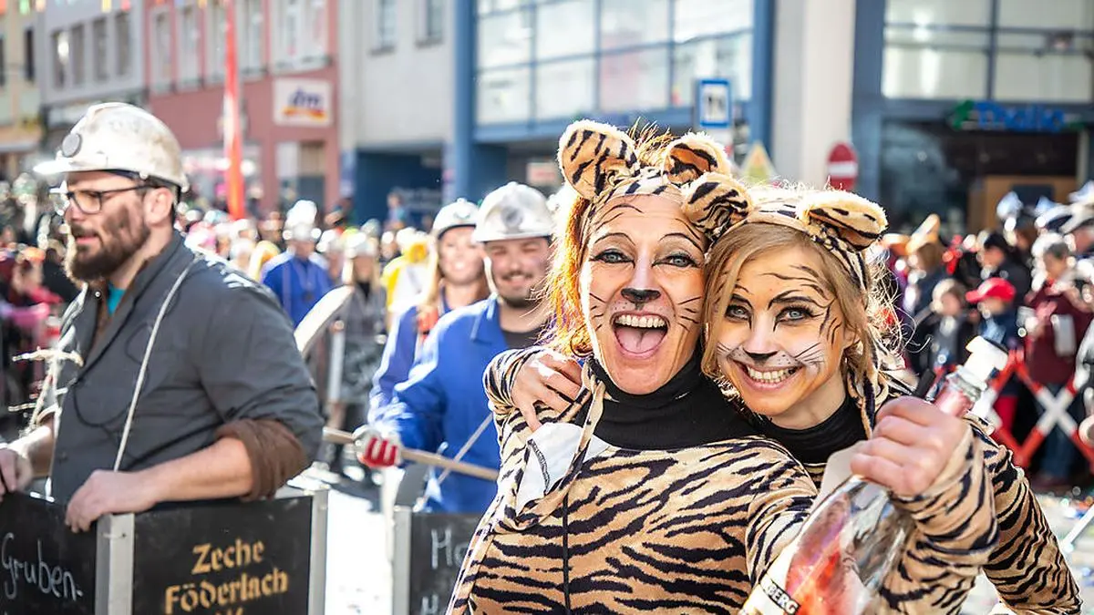Feiernde Faschingsnarren am Hauptplatz - solche Bilder werden wir frühestens wieder 2023 sehen