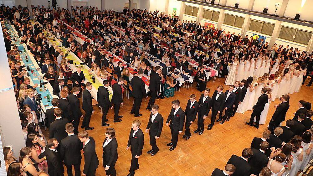1300 Besucherinnen und Besucher feierten den Maturaball des Alten Gymnasiums im Leoben