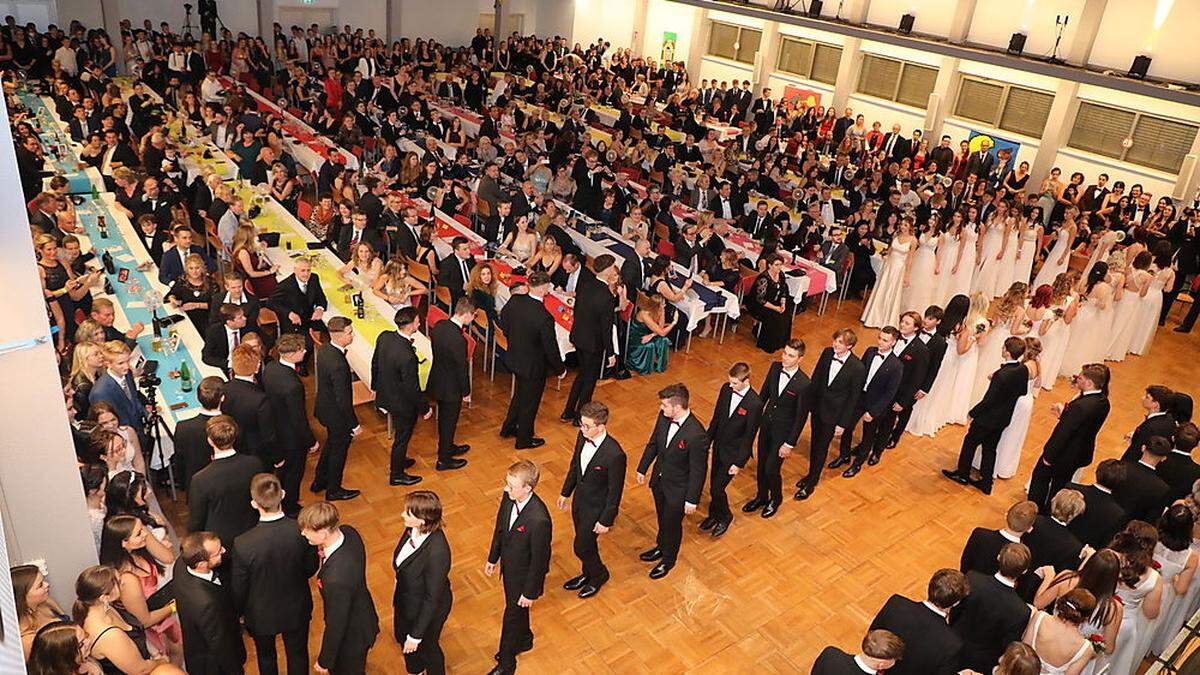 1300 Besucherinnen und Besucher feierten den Maturaball des Alten Gymnasiums im Leoben