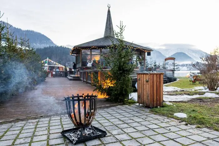 Offenes Feuer vor dem Musikpavillon Grundlsee