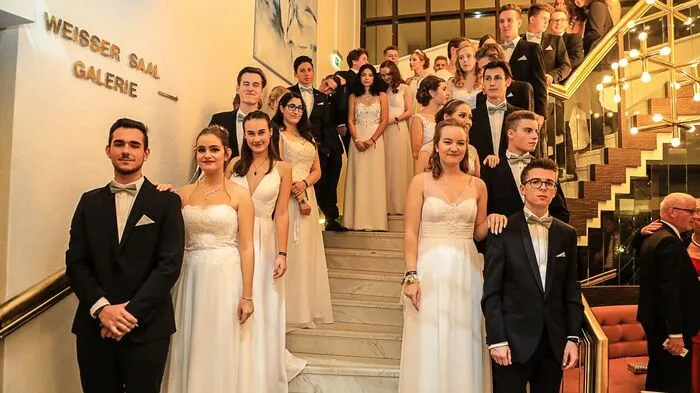 Mit der von der Tanzschule Glauninger einstudierten Polonaise wurde die rauschende Ballnacht eröffnet. Die Maturanten konnten neben ihren Familien und Freunden auch zahlreiche bekannte Gäste begrüßen.