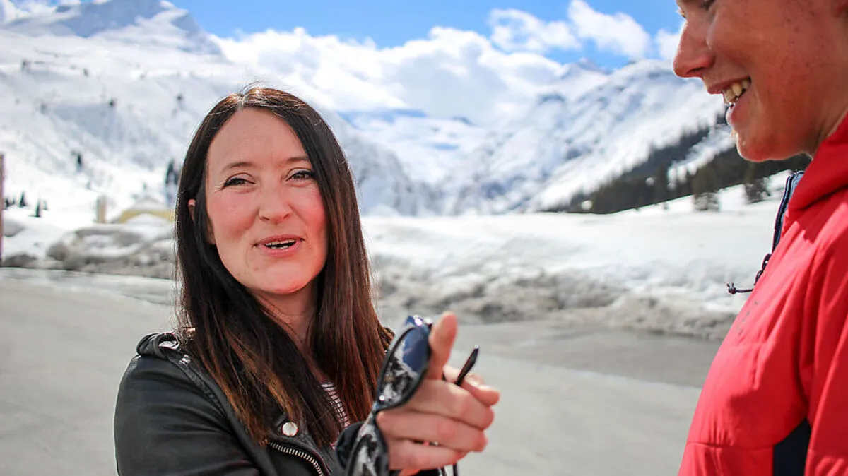 Simone Felsberger mit Athlet David Wallmann am St. Bernhard Pass