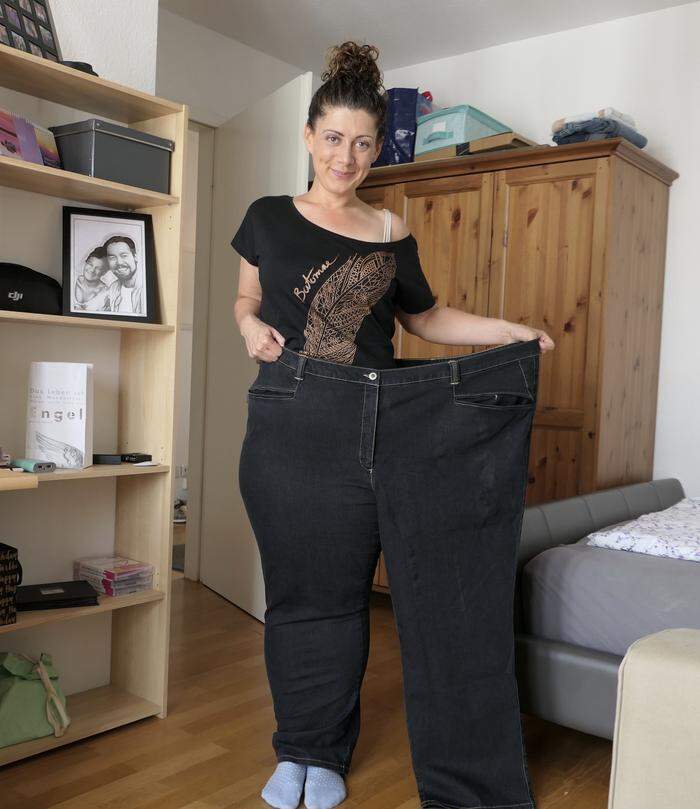 Jana Crämer mit einer alten Hose: 100 Kilogramm hat sie abgenommen