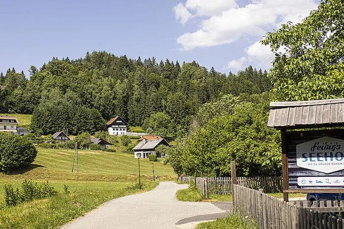 In der Marktgemeinde Velden befindet sich die Ortschaft Saisserach, unweit vom - der Name lässt es bereits vermuten - Saissersee.