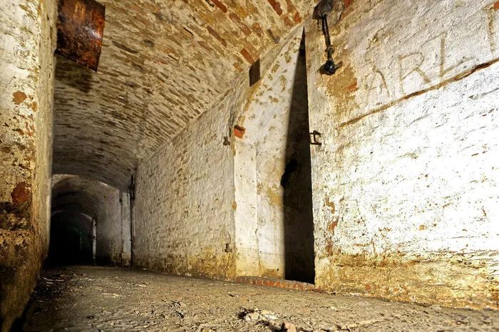 So wurden die beeindruckenden Bunkeranlagen und Tunnelsysteme wie in der Mühl-Bastei durch einen eigenen Zugang bequem und sicher begehbar gemacht.