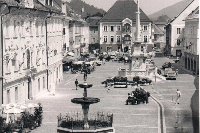 Wenn die Menschen an den Hauptplatz von anno dazumal denken, dann können sich die meisten erinnern, dass man früher noch mit dem Auto in die und durch die Innenstadt fahren konnte.