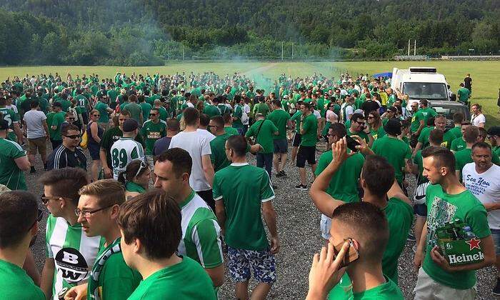 Die Rapid-Fans bereiten sich auf den Marsch Richtung Stadion vor