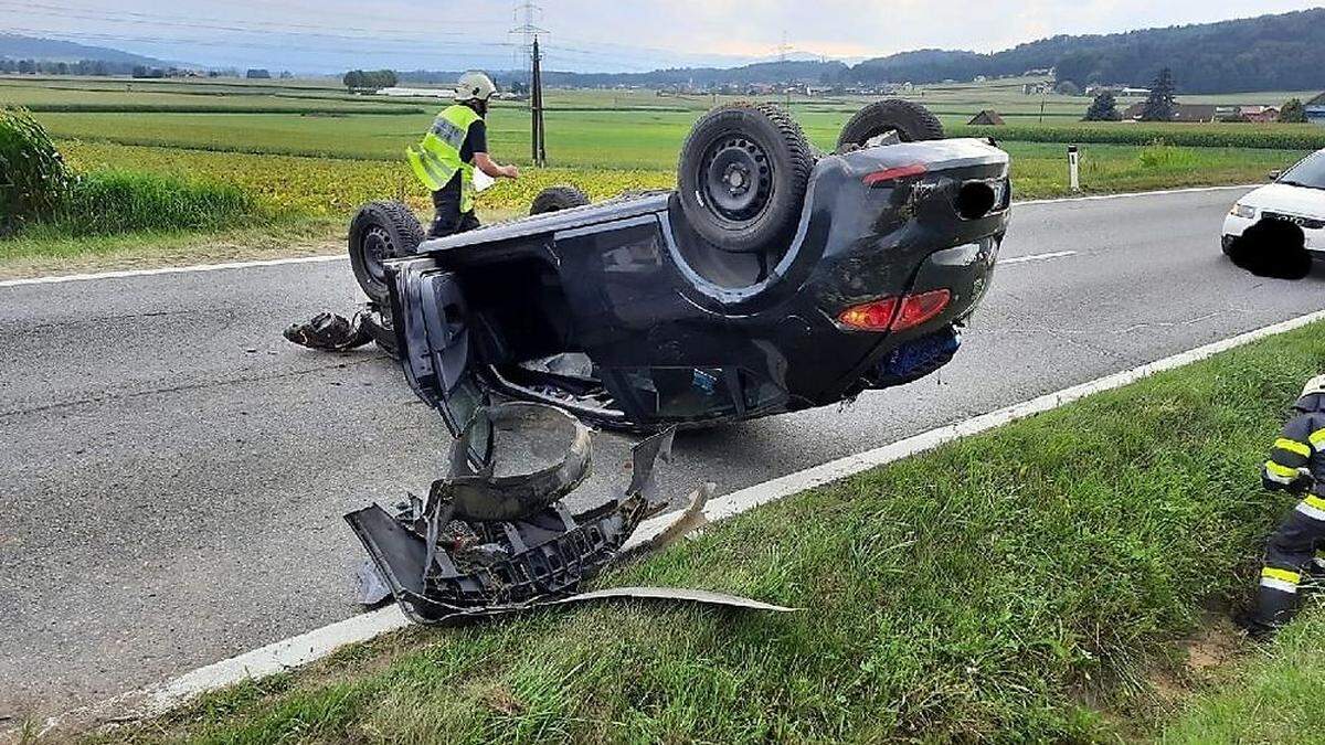 Laut Feuerwehr war der Unfallfahrer nur leicht verletzt