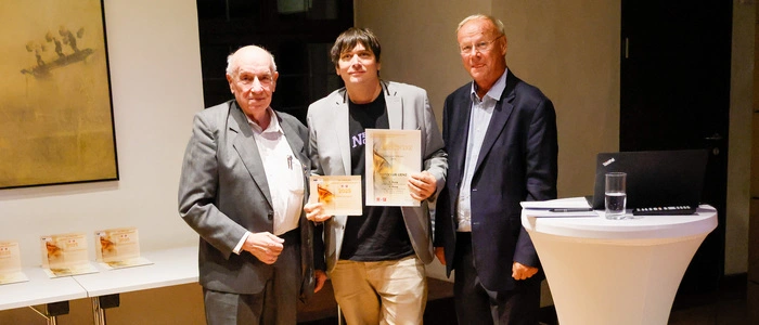 Die Obmänner des Österreichischen Verbands der Fotografie, des Fotoclubs Lienz und des Fotoclubs Hall in Tirol halten Urkunden hoch | Thomas Isep, Obmann des Fotoclubs Lienz (Mitte), freut sich mit dem Obmann des Österreichischen Verbands der Fotografie, Günter Kramarcsik (links), und Harald Burmann, Obmann des ausrichtenden Fotoclubs Hall in Tirol