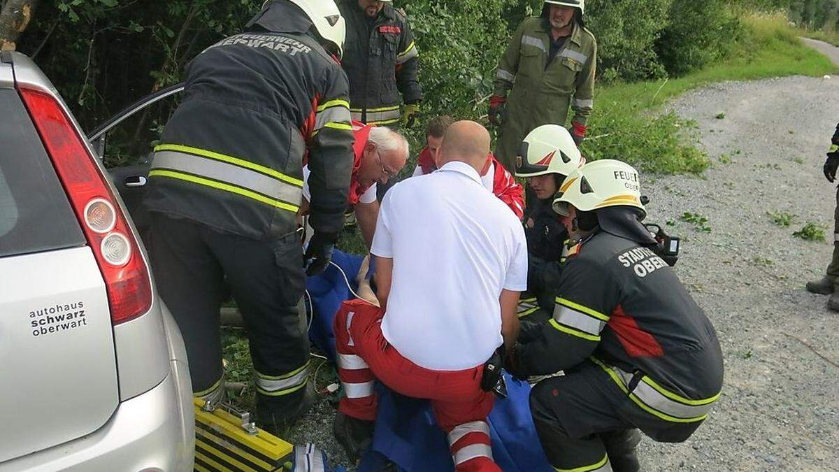 Die Frau wurde von den Helfern aus dem Auto geborgen