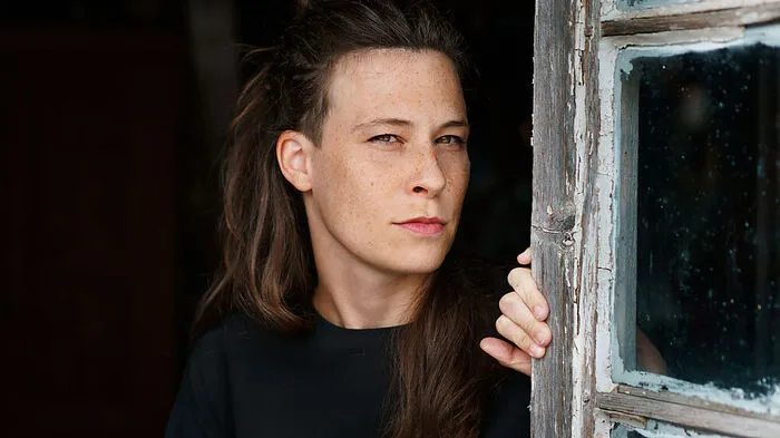 Clara Stern legt mit ihrem Langspielfilmdebüt "Breaking the Ice" eine einfühlsame Selbstfindungsstory vor