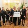 Die LBS Bad Radkersburg erhielt erneut den FairYoungStyria-Preis vom Land Steiermark. Im Bild: Landeshauptmannstellvertreterin Manuela Khom mit der Schülergruppe der Klasse 3bAHLH der Landesberufsschule Bad Radkersburg sowie der Projektleitung