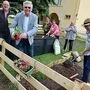 Vizebürgermeister Alois Dolinar und Projektleiter Rudolf Mang beim Urban Gardening in der Kumpfgasse