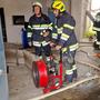 Der Feuerwehr setzte Druckbelüfter in den beiden Stallungen ein