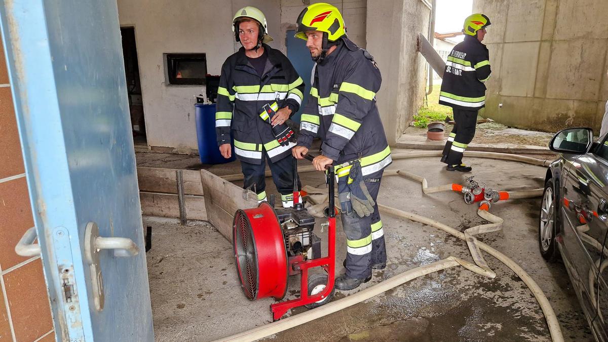 Der Feuerwehr setzte Druckbelüfter in den beiden Stallungen ein