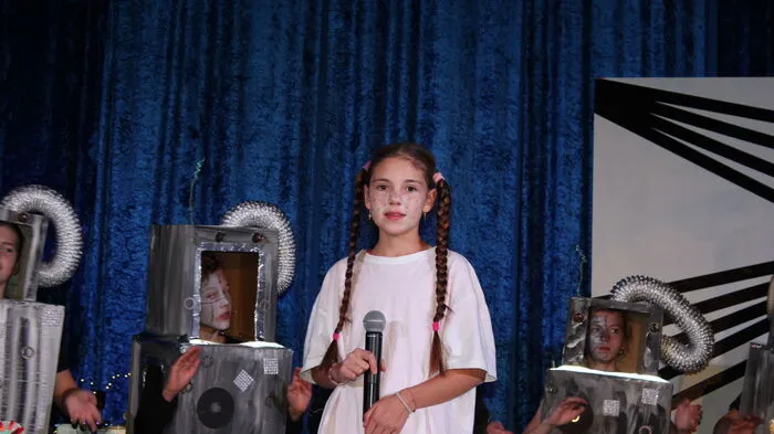Klicken Sie sich durch die Fotos vom Musical "Rock'n'Robo", das die Musikmittelschule Edelschrott aufführt.
