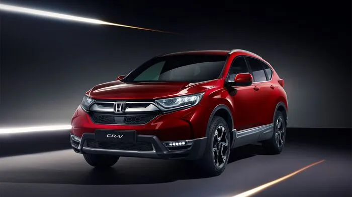 Honda zieht das Tuch vom neuen CR-V, der im Herbst auf den Markt kommen soll. Das SUV ist etwas größer als sein Vorgänger und wird erstmals auch in einer Version mit sieben Sitzen angeboten. Und in einer Hybrid-Version, die Anfang 2019 folgt.