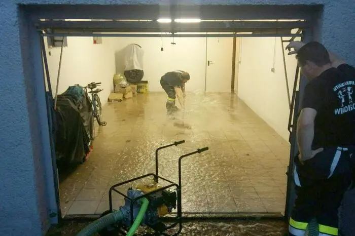 Am stärksten betroffen waren Auersthal, Raggendorf, Mühlleiten, Rutzendorf, Oberhausen, Wittau, Obersiebenbrunn, Untersiebenbrunn und Leopoldsdorf im Marchfelde. Das Wasser stand dem Sprecher zufolge teils hüfthoch und musste von insgesamt drei Großpumpen des NÖ Landesfeuerwehrverbandes abgepumpt werden.  