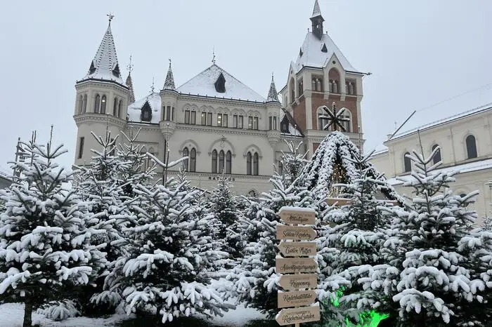 Das Feldbacher Rathaus und der Märchenzauberwald sind mehr als angezuckert