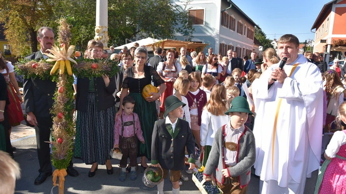 Mit einem Dankgottesdienst und dem Winzerfest feierte Bad Waltersdorf das gute Erntejahr.